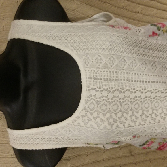 Women's floral and lace white/ivory sleeveless top. Size M - Picture 4 of 6